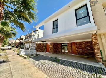 Casa · 250m² · 4 Ambientes · 2 Cocheras · Casa a Estrenar en Venta - B Privado - 4 Ambientes