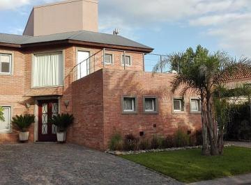 Casa · 176m² · 6 Ambientes · 2 Cocheras · Casa a La Laguna