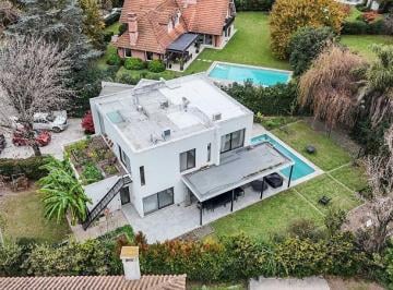 Casa · 253m² · 6 Ambientes · 1 Cochera · Excelente Casa en Venta en Club Newman Moderna y Canchera Impecable