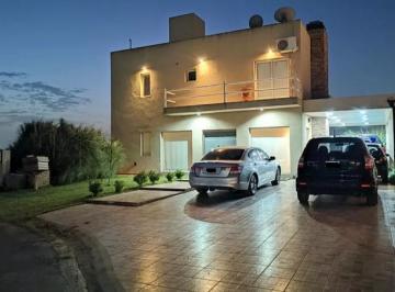Casa · 220m² · 4 Ambientes · 1 Cochera · Casa de 3 Dorm. con Galería y Piscina en Horizontes Al Sur. Presidente Perón.