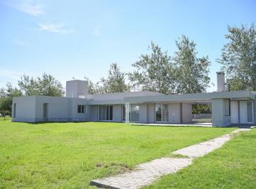 Casa · 196m² · 6 Ambientes · 4 Cocheras · Casa en Venta con Pileta en Barrio Privado Haras de Funes