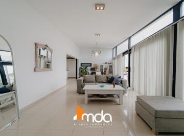 Casa · 200m² · 5 Ambientes · 2 Cocheras · Casa de 4 Dorm. en Venta - Barrio Becciu - Villa Carlos Paz