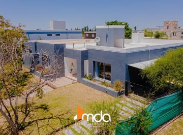 Casa · 220m² · 5 Ambientes · 2 Cocheras · Casa en Venta - Valle Escondido - "El Prado"