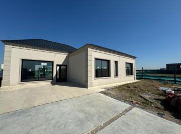 Casa · 450m² · 4 Ambientes · 3 Cocheras · Venta Casa 4 Ambientes con Piscina en El Rebenque!