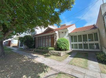 Casa · 130m² · 3 Ambientes · 1 Cochera · Venta Casa 3 Ambientes con Dependencia y Patio a Tres Cuadras del Mar Punta Mogotes