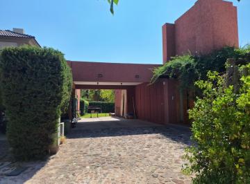 Casa · 213m² · 3 Dormitorios · 2 Cocheras · Casa en Barrio Privado Sobre Acceso Este y Urquiza
