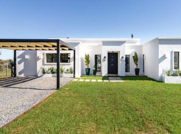 Casa · 220m² · 5 Ambientes · 2 Cocheras · Casa en Barrio Mirador de La Tahona