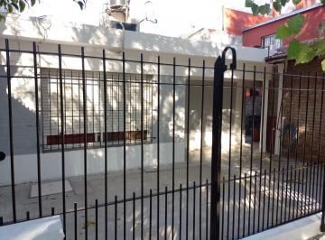 Casa · 180m² · 4 Ambientes · 1 Cochera · Casa en Venta - Florencio Varela 4 Ambientes con Jardín Patio Asfalto Gas Agua Corriente