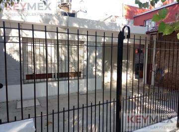 Casa · 180m² · 4 Ambientes · 1 Cochera · Casa en Venta - Florencio Varela 4 Ambientes con Jardín Patio Asfalto Gas Agua Corriente