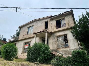 Casa · 146m² · 4 Dormitorios · 1 Cochera · Casa a Reciclar con Buena Estructura. Barrio Malvinas