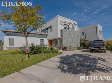 Casa · 220m² · 5 Ambientes · 2 Cocheras · Casa en Puertos del Lago