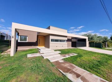 Casa de 4 ambientes, Luján de Cuyo · Casa Est. Barrio Medrano, Una Planta, 3 Dorm, 4 Baños, Jardín, Cochera Doble