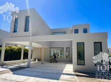 Casa · 200m² · 6 Ambientes · 2 Cocheras · Casa en Venta en Santa Ana - Villanueva