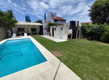 Casa · 120m² · 4 Ambientes · 1 Cochera · Casa Venta Castelar 4 Amb Parque Piscina Cochera