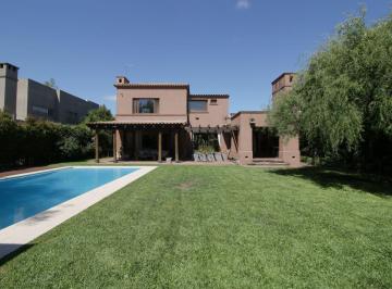 Casa · 334m² · 7 Ambientes · 2 Cocheras · Barrio Villa Olivos - Casa en Venta