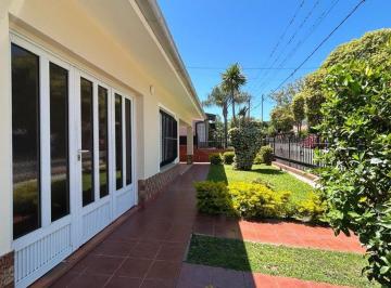 Casa · 244m² · 8 Ambientes · 2 Cocheras · Venta Casa 3 Dormi Quincho Patio en Villa Carlos P