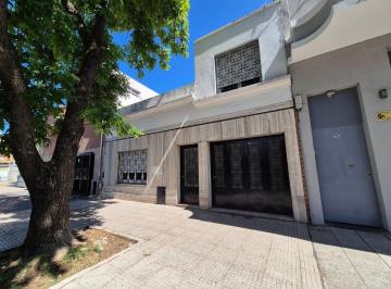 Casa · 235m² · 6 Ambientes · 1 Cochera · Casa 6 Amb. C/ Cochera, Patio, Jardín y Terraza.