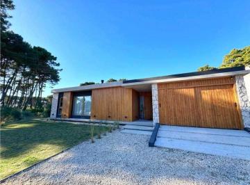 Casa · 210m² · 3 Dormitorios · 1 Cochera · Barrio Pioneros Pinamar - Casa de Categoria