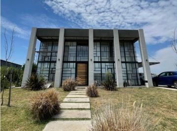 Casa · 180m² · 4 Ambientes · 4 Cocheras · Alquiler Casa San Sebastian - Cuan Propiedades
