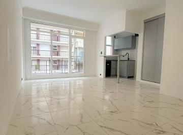 Departamento · 28m² · 1 Ambiente · Depto 1 Amb Reciclado, a La Calle, con Balcon en El Centro!