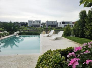 Casa · 338m² · 7 Ambientes · 1 Cochera · Casa en Venta en Venta en Carpinchos Al Agua