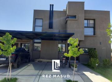 Casa · 157m² · 5 Ambientes · 2 Cocheras · Casa en Venta