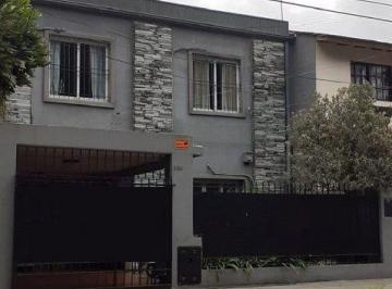 Casa · 199m² · 6 Ambientes · 1 Cochera · Casa en Venta - 5 Dorm. 3 Baños 1 Cochera - 225 m² - Merlo
