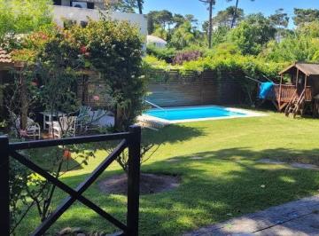 Casa de 7 ambientes, Uruguay · Alquiler Anual, Casa de 4 Dor. + Dep. de Servicio en La Mansa, Piscina y Barbacoa!