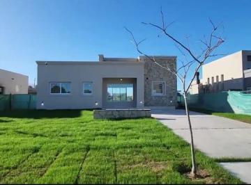 Casa · 119m² · 4 Ambientes · 2 Cocheras · Venta Casa 4 Ambientes a Estrenar Lote Interno Parrilla Jardin Pilar del Este