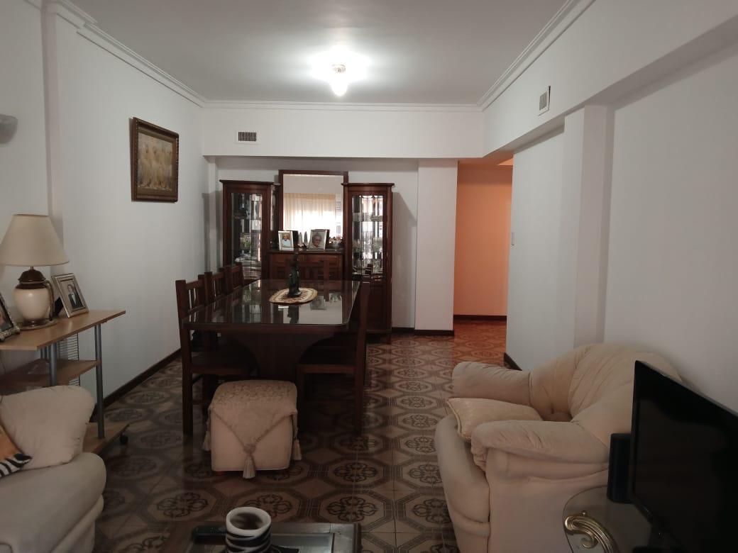 Amplio living comedor, cocina comedor con lavadero, toilette, dormitorios con amplios placard al contrafrente con vista, baño completo.