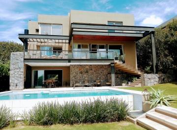 Casa de 8 ambientes, La Calera · Luminosa Casa en Altura con Increíble Vista.