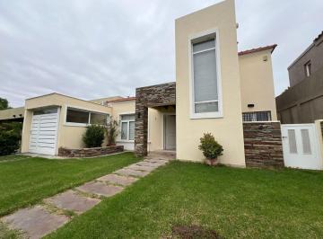 Casa · 300m² · 6 Ambientes · 2 Cocheras · Casa en Venta en Barrio Puerto Bizantino.