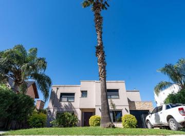 Casa · 254m² · 7 Ambientes · 2 Cocheras · Casa en Venta Funes Hills San Marino