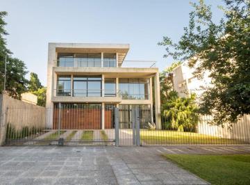 Casa · 330m² · 7 Ambientes · 3 Cocheras · Exclusiva Residencia en Barrio Guadalupe!