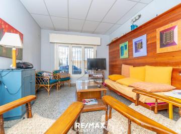 Casa · 86m² · 4 Ambientes · 1 Cochera · Venta Casa 3 Dorm. Av Argentina Al 300 m. Hermoso