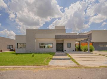 Casa · 140m² · 4 Ambientes · 1 Cochera · Casa a Estrenar de 4 Ambientes con Pileta en Horizontes Al Sur Canning