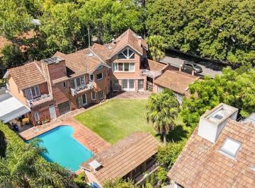 Casa · 540m² · 8 Ambientes · 2 Cocheras · Casa en Venta en Las Lomas de San Isidro con Amplios Espacios, Gran Jardin, Quincho