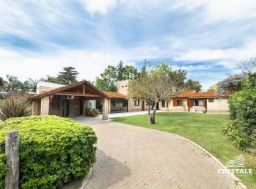 Casa · 143m² · 5 Ambientes · 2 Cocheras · Casa en Centro