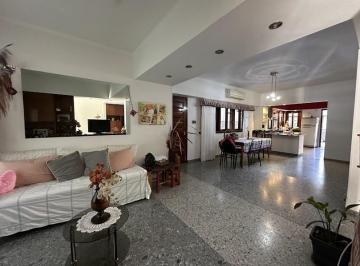 Casa · 174m² · 4 Ambientes · 2 Cocheras · Casa en Ezpeleta Este, a Pasos de La Estación