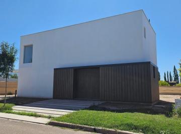 Casa · 155m² · 4 Ambientes · 2 Cocheras · Casa en Venta a Estrenar en Barrio La Toscana, Vistalba