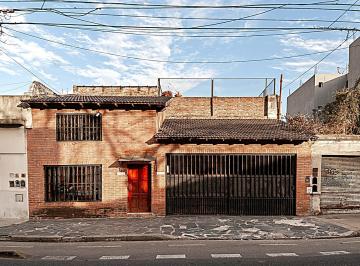 Frente · Venta de Casa en Parque Patricios 7 Ambientes, 2 Cocheras, Quincho, Terraza.