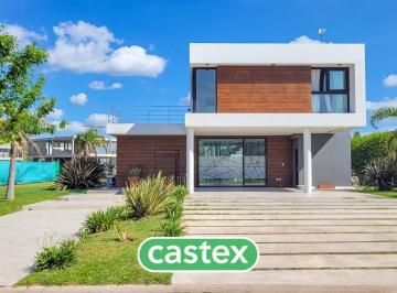 Casa · 320m² · 5 Ambientes · Casa en Alquiler Anual en Terralagos Canning