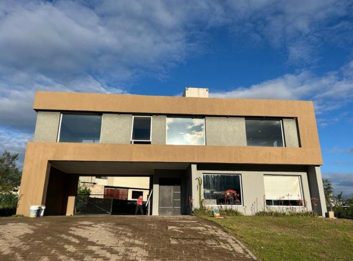 Casa · 180m² · 5 Ambientes · 2 Cocheras