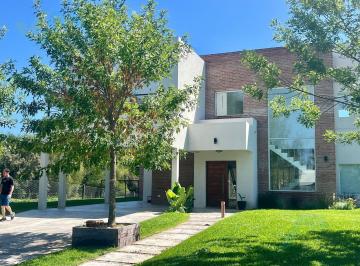Casa · 207m² · 4 Ambientes · 1 Cochera · Casa en Venta El Cazal, Escobar, Naútico, Salida Al Río, Lago, Canchas Deportes
