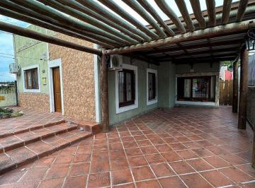 Casa · 221m² · 7 Ambientes · 1 Cochera · Hermosa Casa en Alquiler con Amplios Espacios.