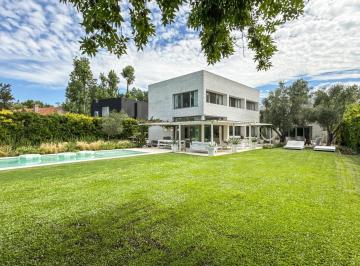 Casa · 240m² · 6 Ambientes · 1 Cochera · Casa en Venta en El Encuentro
