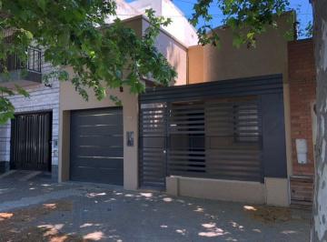 Casa · 123m² · 4 Ambientes · 1 Cochera · Casa en Barrio Refinerias