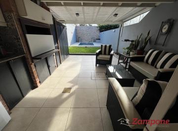 Casa · 124m² · 5 Ambientes · 1 Cochera · Casa Triplex con Galeria, Pileta, Oficina en Martinez