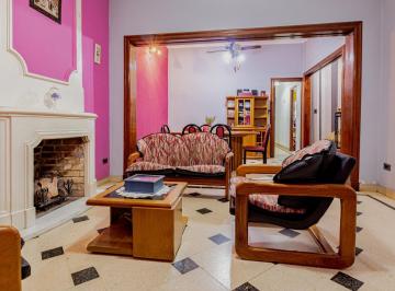 Casa · 187m² · 6 Ambientes · 1 Cochera · Venta de Casa de 6 Amb, Cochera y Terraza. Caseros