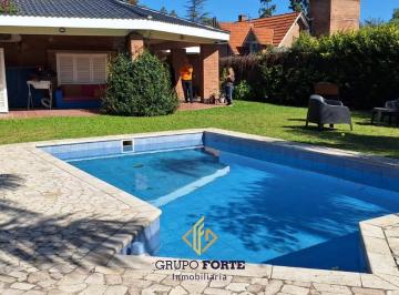 Casa · 280m² · 4 Ambientes · 5 Cocheras · Casa de 3 Dorm. en Venta Bº Arguello